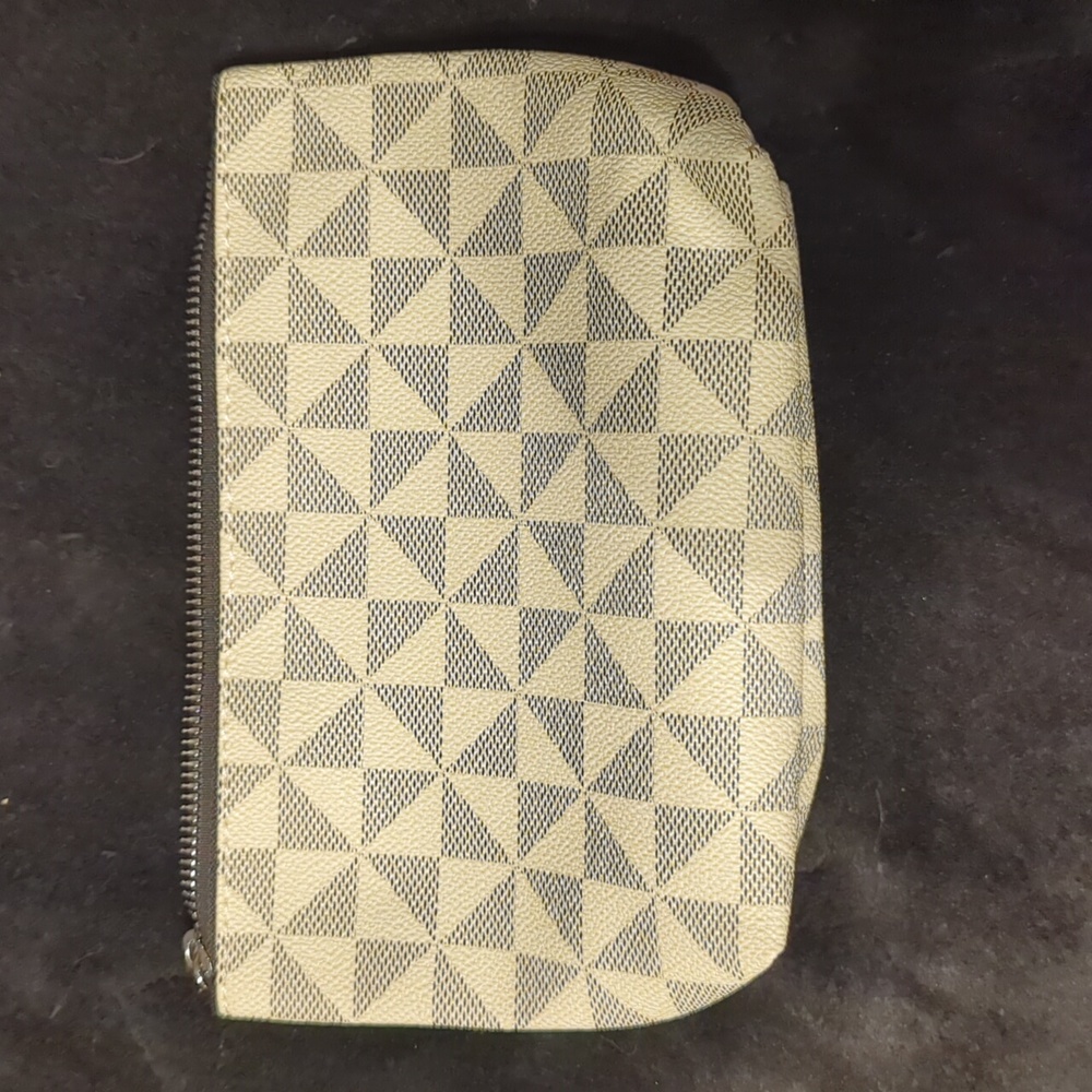 Cosmetic pouch